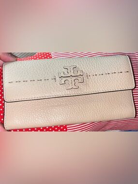 Tory Burch EUC McGraw Pebbled Leather Envelope Style Wallet -